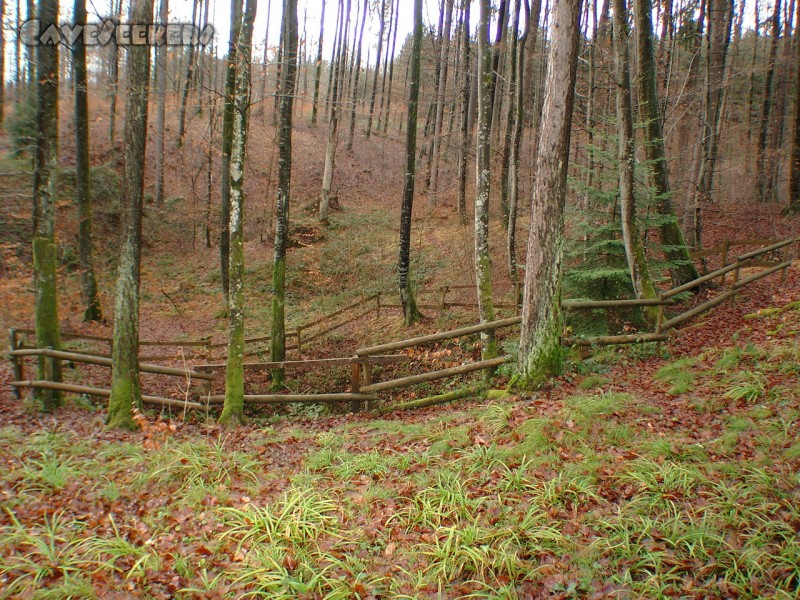 Teufelsloch: Grosszügige Umzäunung ums Loch.