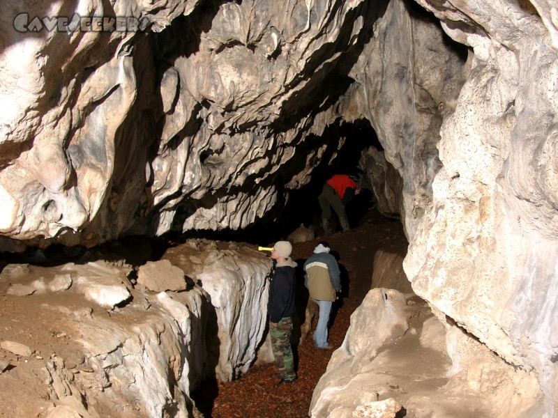 Tischnerberghöhle: Der eine Spalt wird genau inspiziert.