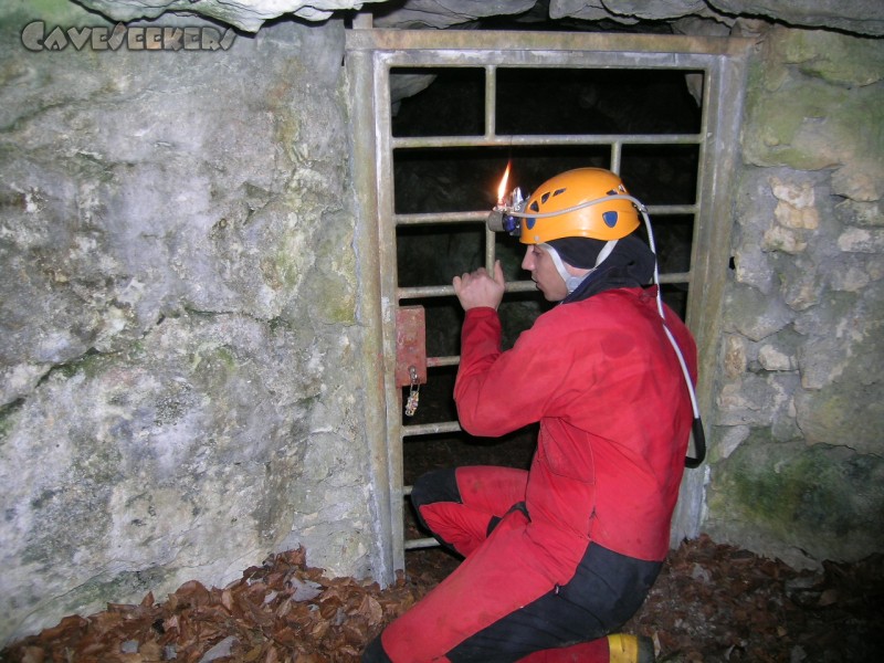 Todsburger Höhle: Der Schlüssel steckt, die Tür geht dennoch nicht auf. Verzweiflung ob der eigenen Hilflosigkeit.
