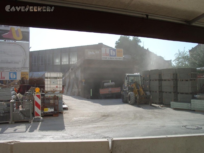 U-Bahn Nürnberg: Ein relativ schwer zu übersehender Eingang zeichnet diesen Hohlraum aus.
