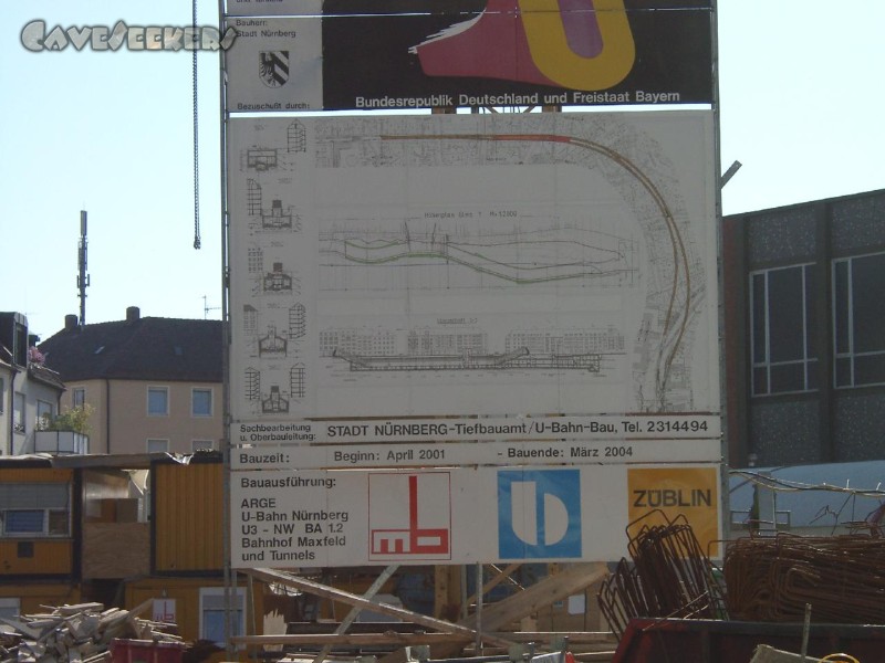U-Bahn Nürnberg: Auch erürbrigt es sich, zu versuchen eine Skizze anzufertigen, weil ein sehr genauer Plan direkt am Eingang aushängt.