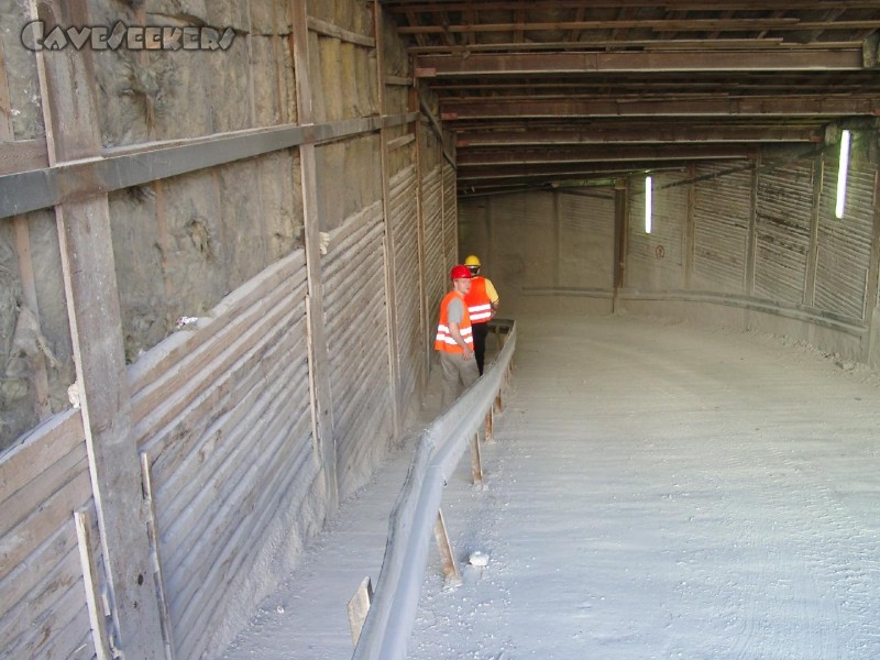 U-Bahn Nürnberg: Der Absteig erfolgt über einen grossen, etwa 15 Grad abwärtsgeneigten Schacht.