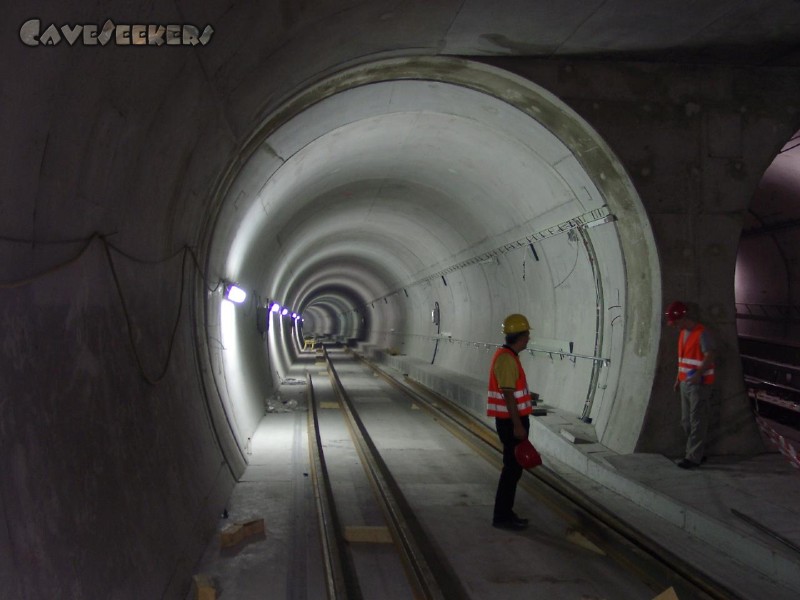 U-Bahn Nürnberg: Die Schienen sind bereits verlegt, wenngleich die Befestigung noch ein wenig zu wünschen übrig lässt.