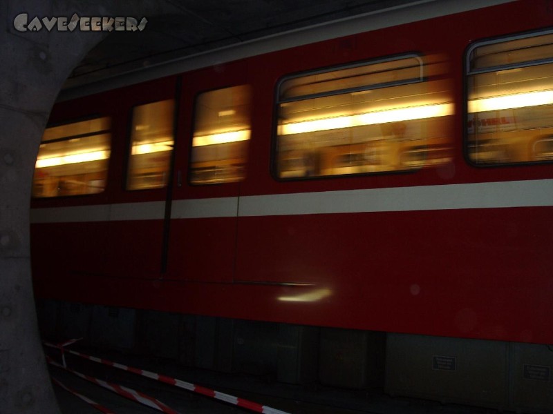 U-Bahn Nürnberg: Plötzlich raste ein U-Bahn-Zug heran. Nur durch einen beherzten Sprung zur Seite konnte das Schlimmste verhindert werden.