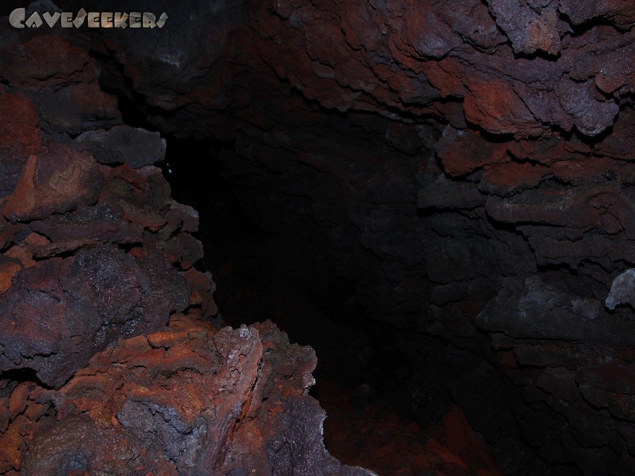 Vegghellir: Hier erkennt sicher nur der Photograf die namensgebende Mauer im Loch. Sogar mit Durchschlupf.