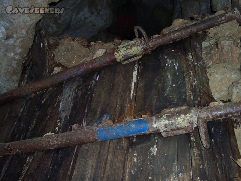 Warm Kalt Höhle: Morsche Schuttabhaltevorrichtung im Eingangsbereich.