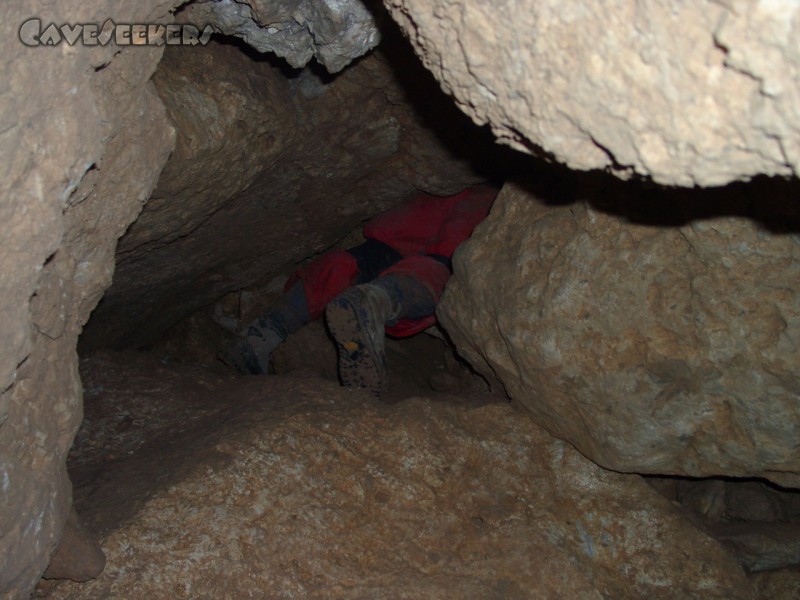 Warm Kalt Höhle: Herr Fitzner bei den verzweifelten Versuchen sich durch das Fitzner-Loch zu pressen.