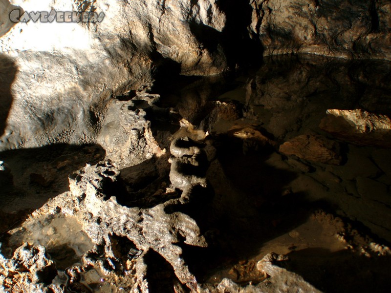Wassergrotte: Zertretene, aber dennoch rest-schöne Sinterbeckenränder.
