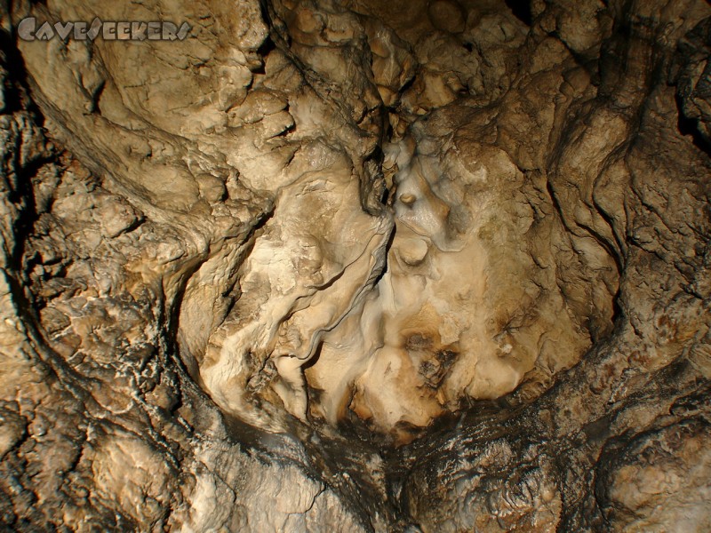 Wassergrotte: Fetter Deckenschlot. Schlecht erreichbar ohne Kletterstange.