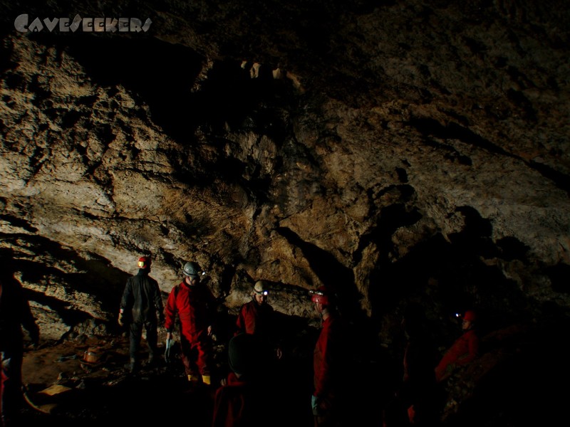 Wassergrotte: Die Eingangshalle hier im Größenvergleich mit ein paar CaveSeekers.