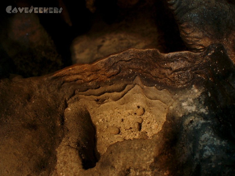 Wassergrotte: Nochmal ein paar Sinterperlen.