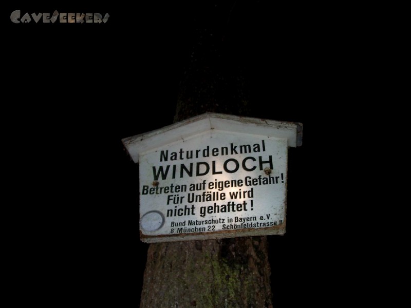 Windloch Großmeinfeld: Historische Aufnahme des ehemaligen Hohlen-Naturdenkmal-Betreten-auf-eigene-Gefahr-Schildes.
