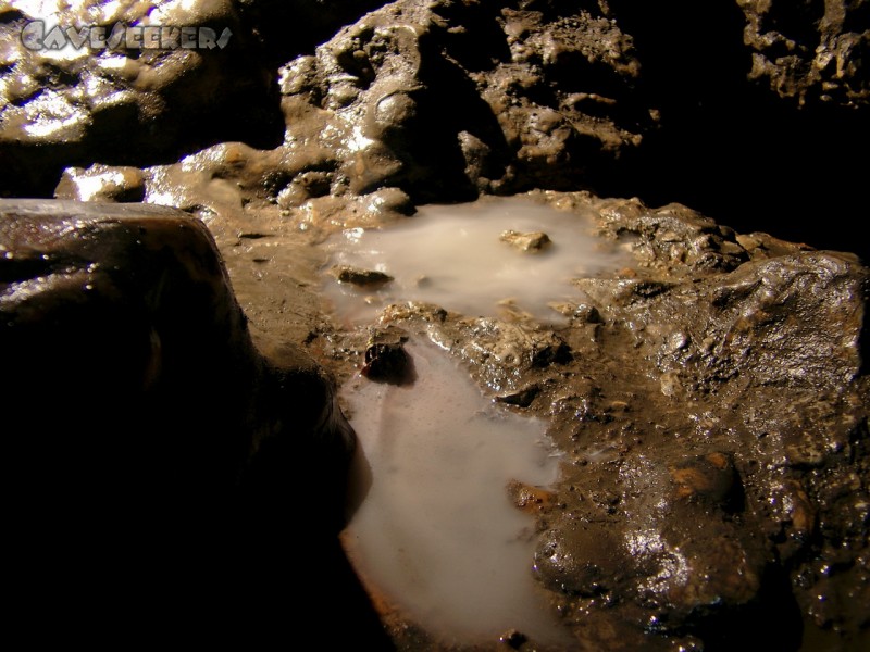 Wundershöhle: Weltberühmt: Das Weisse Wasser der Wundershöhle.