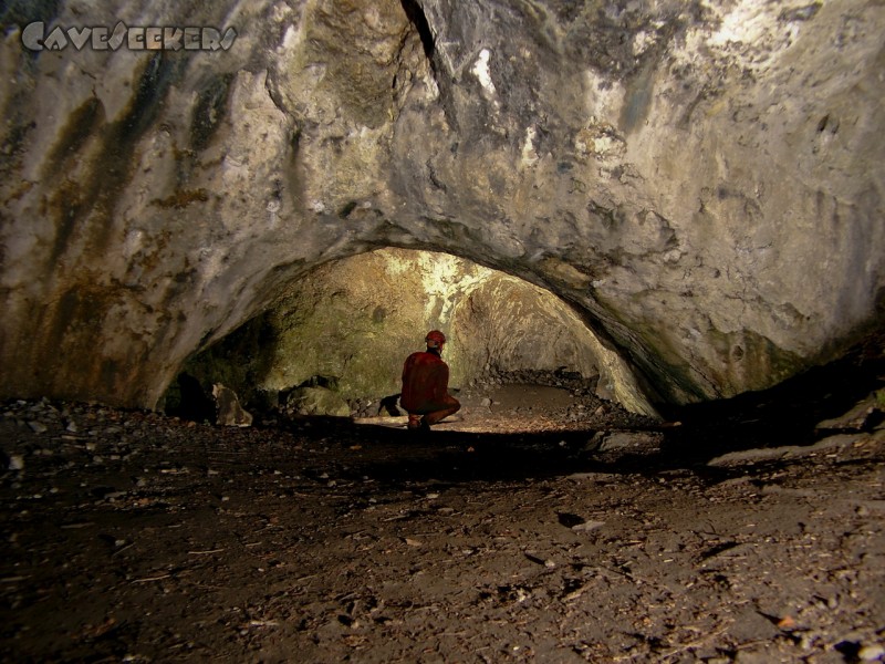 Wundershöhle: Der Eingang. Beleuchtet.
