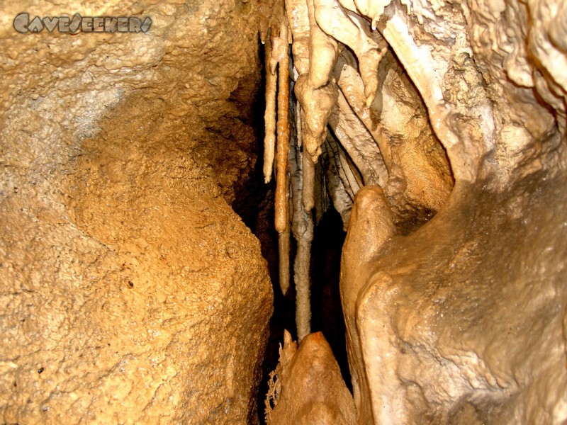 X-Akten Höhle: Könnte sein, dass man durch großzügiges wegbrechen der Tropfsteine weiterkommt. Das nächste Mal.
