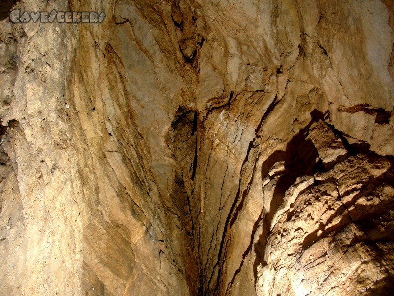 X-Akten Höhle: Verbruchhalle mit dem Tropfstein. Wer genau hinsieht, erkennt in der Bildmitte drei Stalagtiten, einer davon extrem lang.