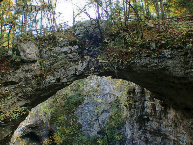 Zelske Jama: Die etwa 80m hohe Naturbrucke. Hier seilt der Profi ab.