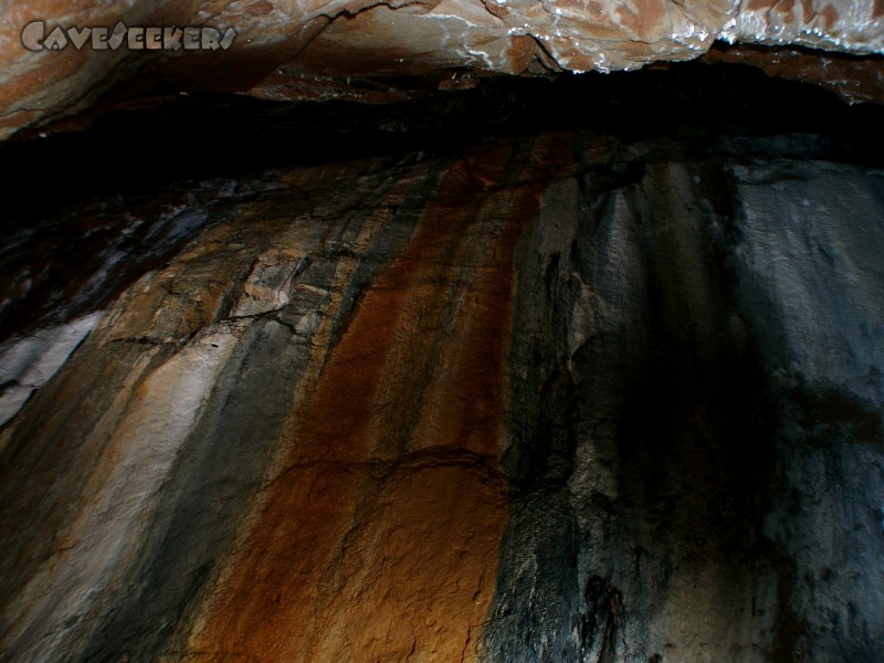 Zinkerzbergwerk Hochsauerland: Abbaukluft gefärbt. Der Profi erkennt die deutschen Nationalfarben.