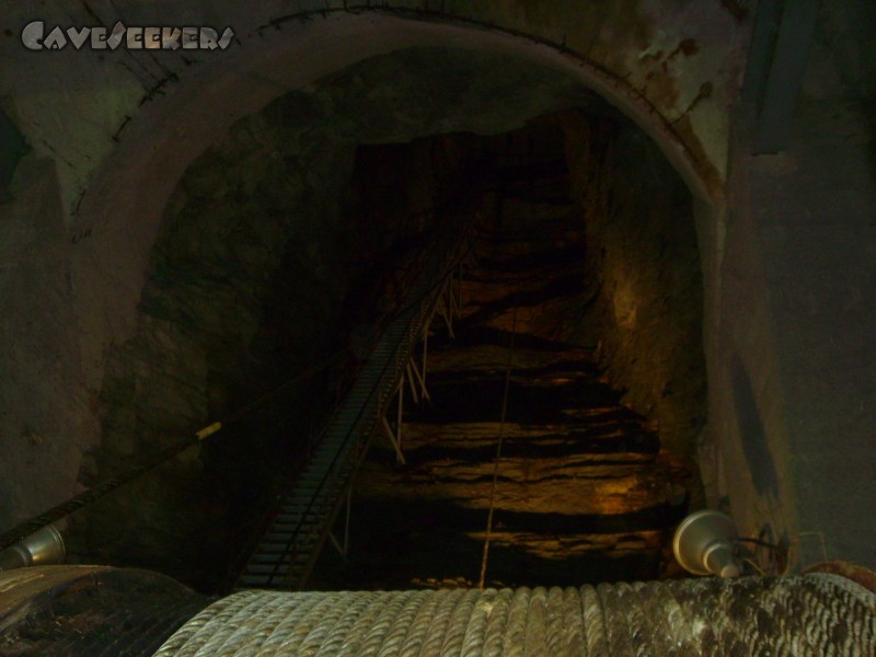 Zinkerzbergwerk Hochsauerland: Förderseildom, 40m hoch und 180m unter Tage.