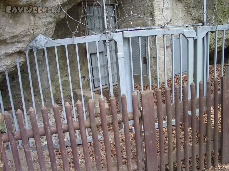 Zoolithenhöhle: Der Eingang: Gut gegen Eindringlinge geschützt durch Holzzaun, Stahlzaun, Stacheldraht, Gitter, 10cm Stahltür, Mauer und etwa 15 Schlösser. Zusätzlich finden Trinker im Umkreis von etwa einem Kilometer kein Wirtshaus.