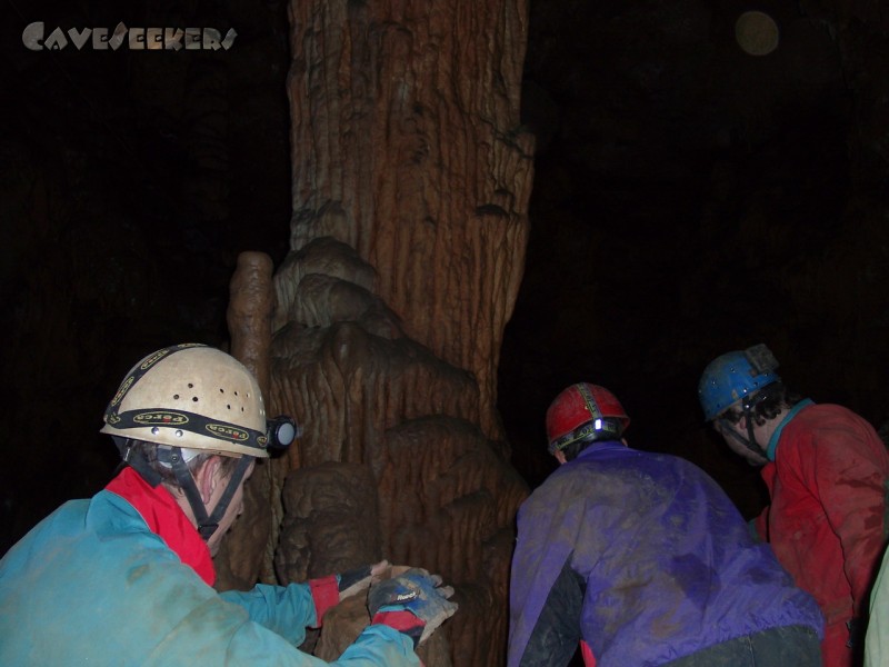 Zoolithenhöhle: Drei Menschen vor großem Tropfstein - unbekannter Meister.