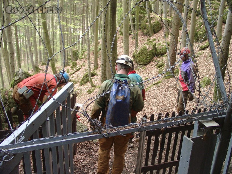 Zoolithenhöhle: Blick durch den Stacheldraht. Für Westdeutsche ein eher ungewohnter Anblick.